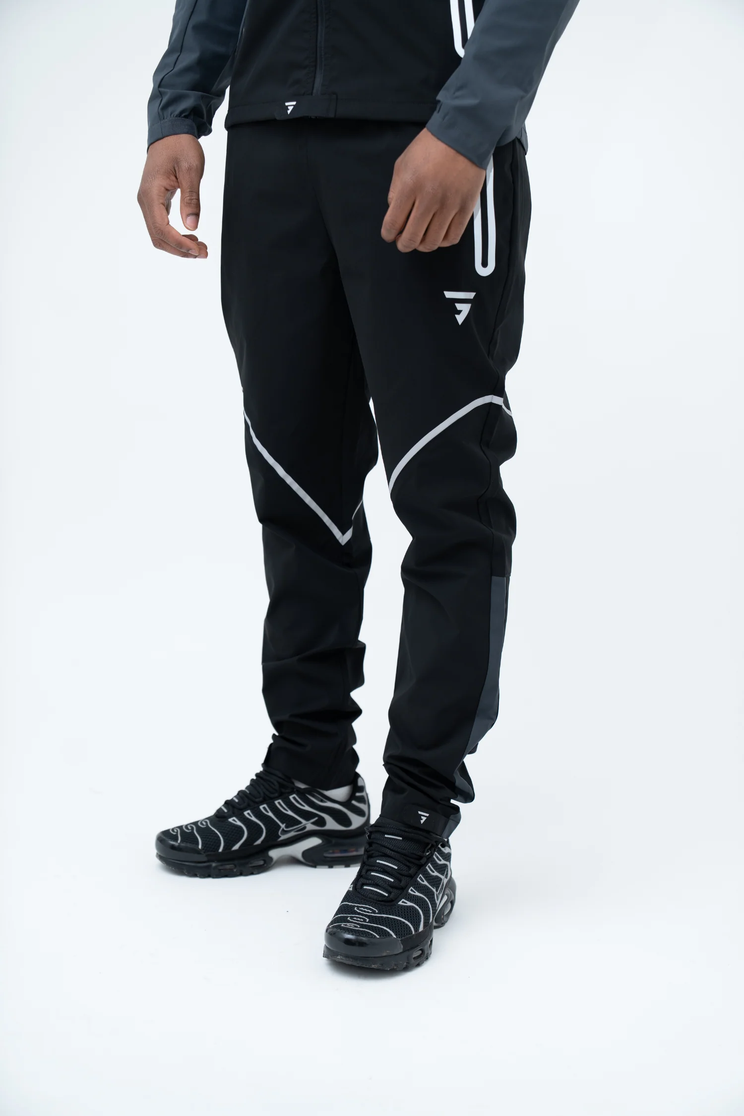 GRIID REFLECT TRISET TRACKSUIT/T-SHIRT - BLACK/ASPHALT - Image 6